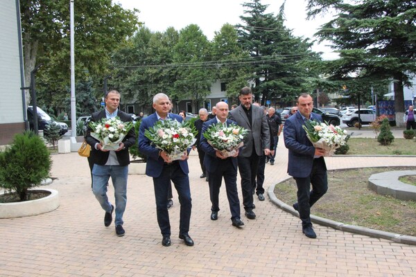 ლევან ხარაბაძემ აფხაზეთში დაღუპულთა მემორიალი ყვავილებით შეამკო