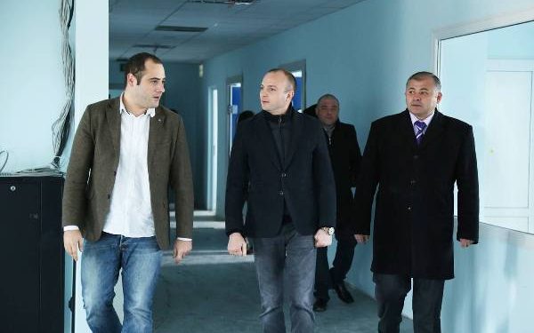 ინფრასტრუქტურის მინისტრი ტყვიავში სამედიცინო ცენტრის მშენებლობის მიმდინარეობას გაეცნო