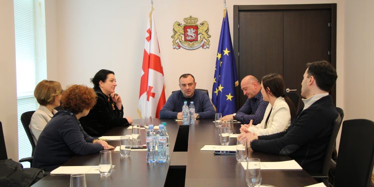 ლევან ხარაბაძემ რეგიონის რესურსცენტრების წარმომადგენლებთან შეხვედრა გამართა