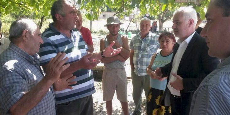 ზურაბ რუსიშვილი სოფელ ხურვალეთში მოსავლის აღების სამუშაოების მიმდინარეობის პროცესს ადგილზე გაეცნო