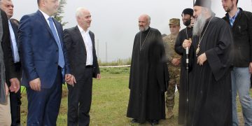 მხარის რწმუნებული შინდისის გმირების მემორიალთან