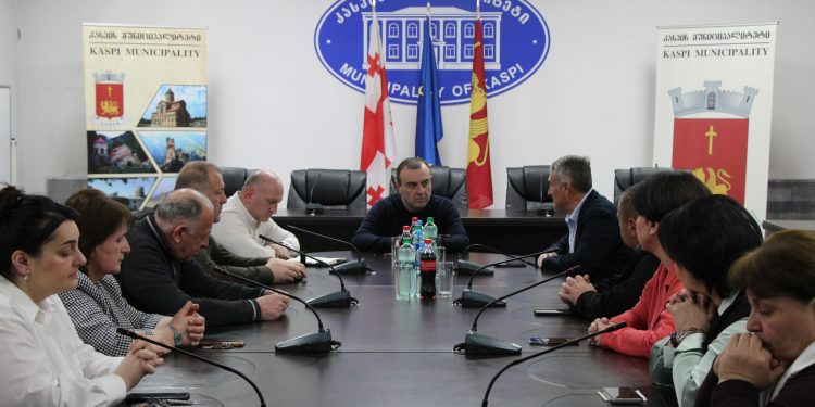 შიდა ქართლის სახელმწიფო რწმუნებულმა მორიგი სამუშაო შეხვედრა კასპის მუნიციპალიტეტში გამართა