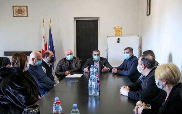 მამუკა საღარეიშვილი ხაშურის მუნიციპლიტეტის მერიისა და საკრებულოს წარმომადგენლებს შეხვდა