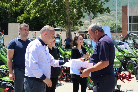 დევნილთა, ეკომიგრანტთა და საარსებო წყაროებით უზრუნველყოფის სააგენტომ 64 დევნილს სასოფლო-სამეურნეო ტექნიკა გადასცა