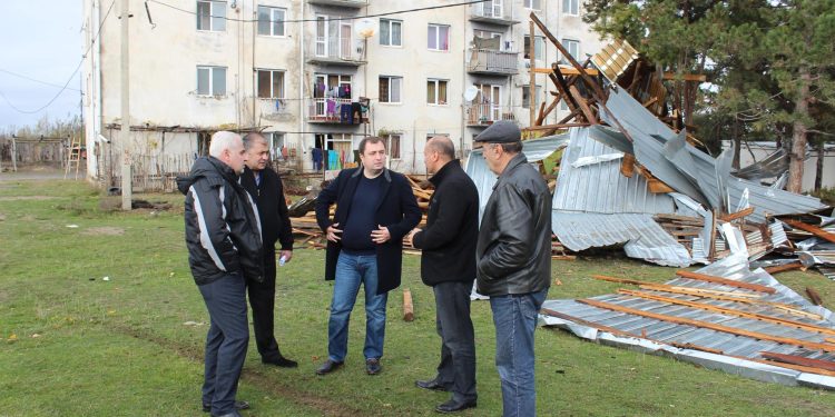 მთავრობის წარმომადგენლები სტიქიის ზონაში ვითარებას ეცნობიან