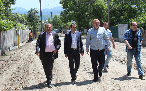 ხაშურში გზების მოასფალტება გრძელდება