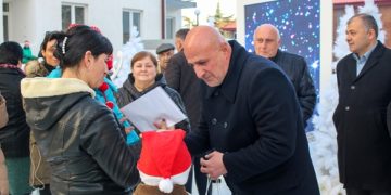 445 დევნილ ოჯახს გორში ბინები გადაეცა