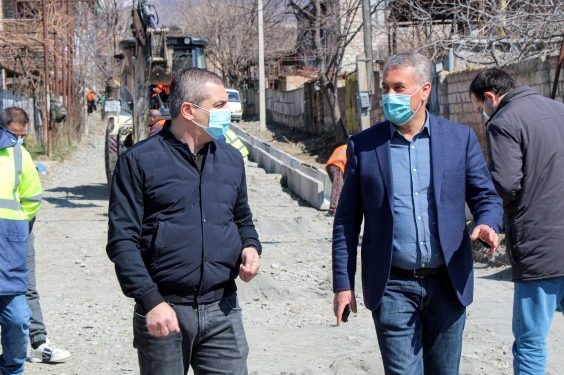 კასპში სამების ქუჩის რეაბილიტაცია მიმდინარეობს