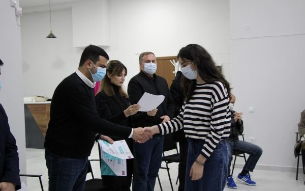 წარმატებულ აბიტურიენტებს 500 ლარიანი ვაუჩერები გადაეცათ