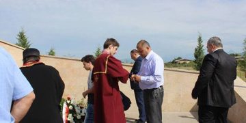 ხელისუფლების წარმომადგენლებმა ომში დაღუპულ გმირთა მემორიალი გვირგვინით შეამკეს