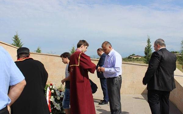 ხელისუფლების წარმომადგენლებმა ომში დაღუპულ გმირთა მემორიალი გვირგვინით შეამკეს