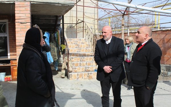 რწმუნებულმა ხანძრისგან დაზარალებული ოჯახი მოინახულა