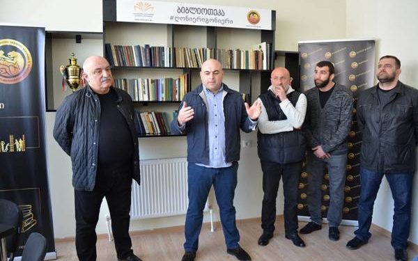ნუგზარ სხირელის სახელობის ჭიდაობის დარბაზში სპორტული ბიბლიოთეკა გაიხსნა