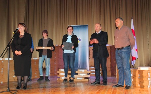 შიდა ქართლის 308 წარჩინებულ მოსწავლეს კომპიუტერები გადაეცა