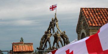 სამხარეო ადმინისტრაციის წარმომადგენლებმა შიდისის გმირების მემორიალი გვირგვინებით შეამკეს