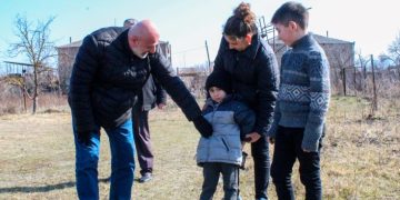 გუბერნატორის ადმინისტრაციამ ადუაშვილების მრავალშვილიან ოჯახს სახლისთვის საშენი მასალა გადასცა