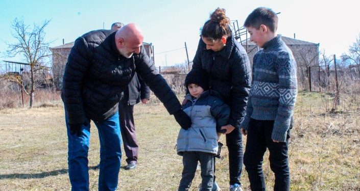 გუბერნატორის ადმინისტრაციამ ადუაშვილების მრავალშვილიან ოჯახს სახლისთვის საშენი მასალა გადასცა