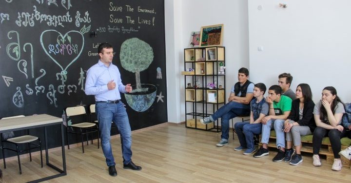 პროექტის ,,დაბრუნება სკოლაში“ ფარგლებში გიორგი ხოჯევანიშვილი გორის №1 საჯარო სკოლის მოსწავლეებს შეხვდა