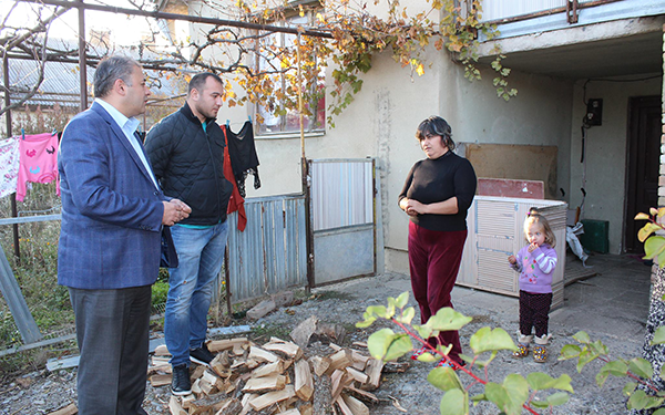 გუბერნიის ადმინისტრაციის თანამშრომლებმა მაზმიშვილების ოჯახი მოინახულეს