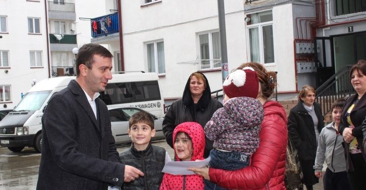 480 დევნილ ოჯახს ბინები საკუთრებაში გადაეცა