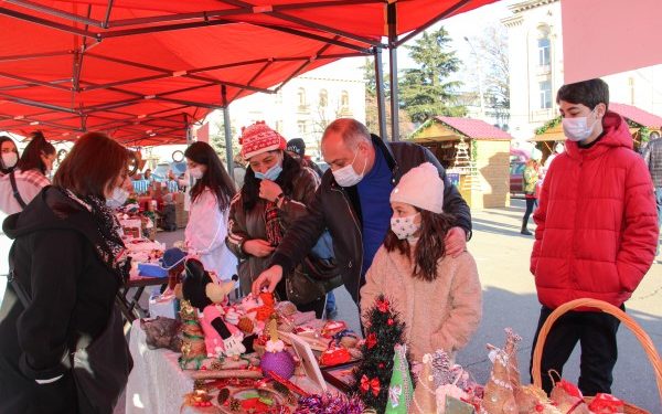 შიდა ქართლის სახელმწიფო რწმუნებული სოციალური საწარმოების საახალწლო გამოფენა-გაყიდვას დაესწრო