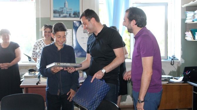 შიდა ქართლის რწმუნებული ლამისყანელ ეტალონ მოსწავლეს შეხვდა