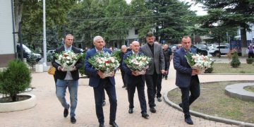 ლევან ხარაბაძემ აფხაზეთში დაღუპულთა მემორიალი ყვავილებით შეამკო