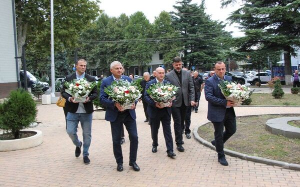 ლევან ხარაბაძემ აფხაზეთში დაღუპულთა მემორიალი ყვავილებით შეამკო