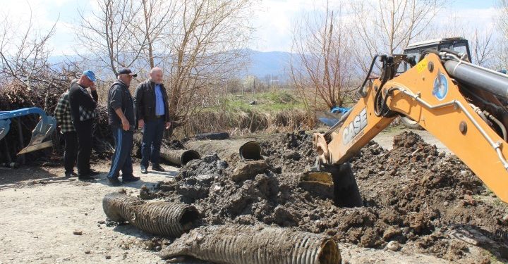 ბერბუკის დევნილთა ჩასახლებაში წყლის დაზიანებული მილების შეცვლა მიმდინარეობს