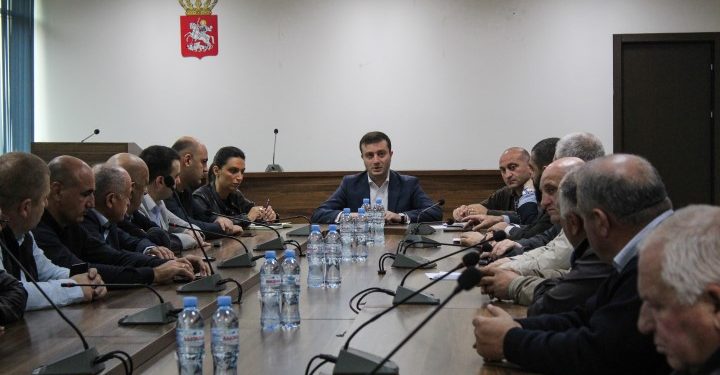გუბერნატორი შიდა ქართლის რეგიონში მომუშავე სამშენებლო კომპანიების წარმომადგენლებს შეხვდა