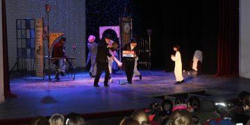 ერისთავის თეატრმა საახალწლოდ დევნილ და სოციალურად დაუცველ პატარებს სპექტაკლზე უმასპინძლა