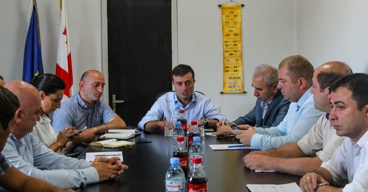 გიორგი ხოჯევანიშვილმა ქვიშხეთის მოსახლეობასთან შეხვედრისას წამოჭრილი საკითხები ხაშურის მერთან განიხილა