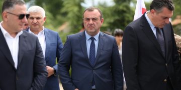 ლევან ხარაბაძემ აგვისტოს ომის დროს დაღუპულ 17 გმირის ხსოვნას პატივი მიაგო