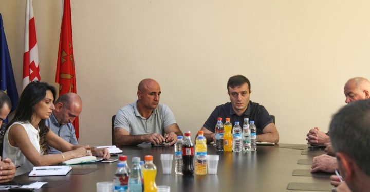 გიორგი ხოჯევანიშვილმა ქარელის მუნიციპალიტეტის მერიაში პირველი სამუშაო შეხვედრა გამართა