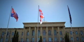 26 მაისი აღსანიშნავად გორის ცენტრალურ მოედანზე დროშა აღიმართა