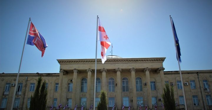 26 მაისი აღსანიშნავად გორის ცენტრალურ მოედანზე დროშა აღიმართა