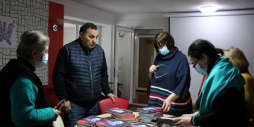 თემურ ხუბულურმა გორის საჯარო ბიბლიოთეკას წიგნები გადასცა
