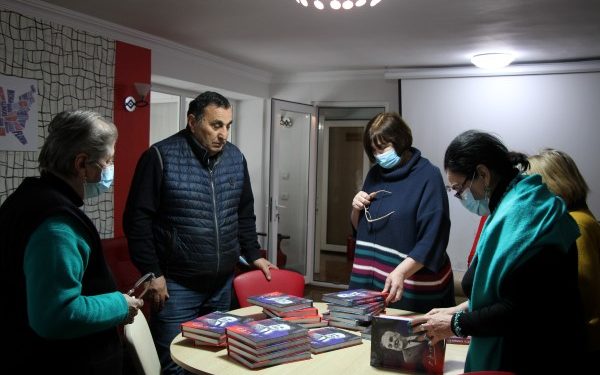 თემურ ხუბულურმა გორის საჯარო ბიბლიოთეკას წიგნები გადასცა