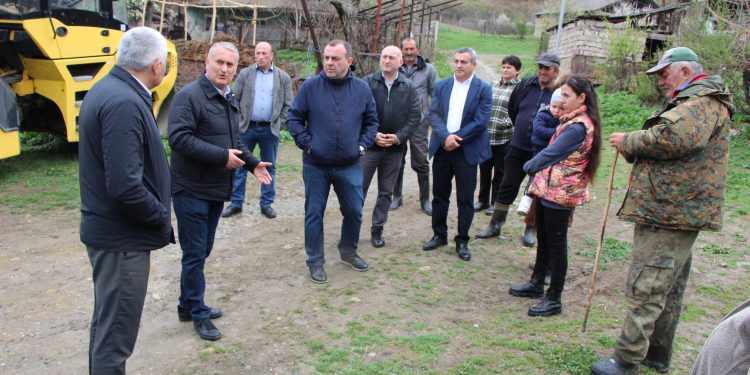ლევან ხარაბაძე გორაკასა და ქვემოჭალის მოსახლეობას შეხვდა