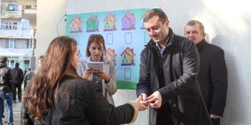 ნგრევად შენობებში მცხოვრებ დევნილ ოჯახებს ხაშურში ბინები გადაეცათ