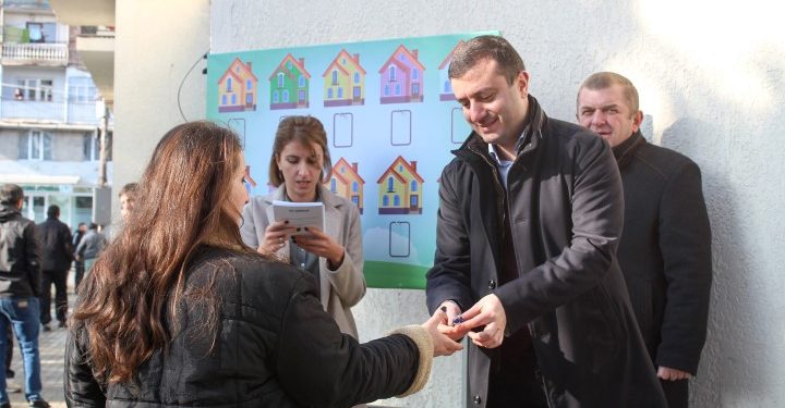 ნგრევად შენობებში მცხოვრებ დევნილ ოჯახებს ხაშურში ბინები გადაეცათ