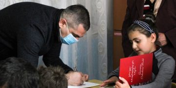 კამპანიის „აჩუქე წიგნი“ ფარგლებში მამუკა საღარეიშვილმა კოდას სკოლის მოსწავლეებს საჩუქრად წიგნები გადასცა