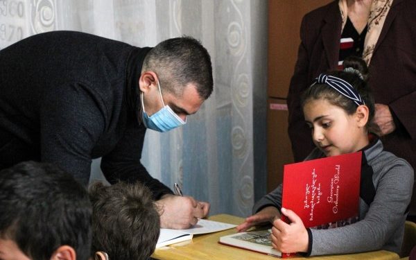 კამპანიის „აჩუქე წიგნი“ ფარგლებში მამუკა საღარეიშვილმა კოდას სკოლის მოსწავლეებს საჩუქრად წიგნები გადასცა