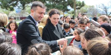 კამპანიის ,,აჩუქე წიგნი” ფარგლებში ტირძნისის საჯარო სკოლის ბიბლიოთეკას წიგნები გადაეცა