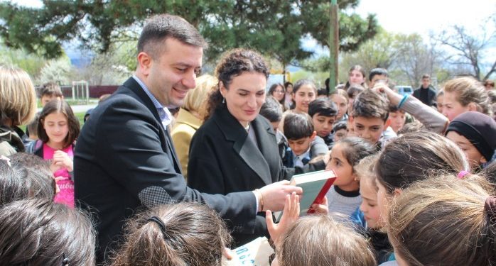 კამპანიის ,,აჩუქე წიგნი” ფარგლებში ტირძნისის საჯარო სკოლის ბიბლიოთეკას წიგნები გადაეცა