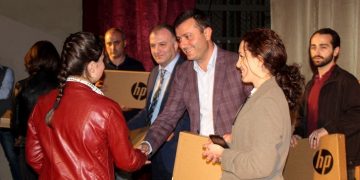 შიდა ქართლის 429 წარჩინებულ მოსწავლეს საჩუქრად კომპიუტერები გადაეცათ
