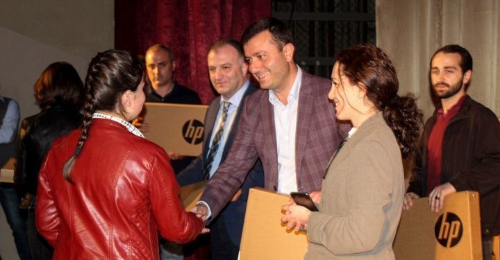 შიდა ქართლის 429 წარჩინებულ მოსწავლეს საჩუქრად კომპიუტერები გადაეცათ