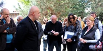 გუბერნატორი ტინისხიდის ადგილობრივ მოსახლეობას შეხვდა
