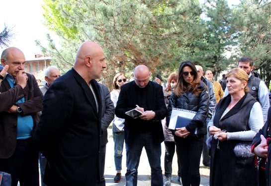გუბერნატორი ტინისხიდის ადგილობრივ მოსახლეობას შეხვდა