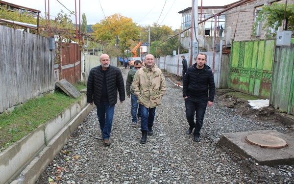 გუბერნატორი ხაშურში მიმდინარე ინფრასტრუქტურულ სამუშაოებს გაეცნო